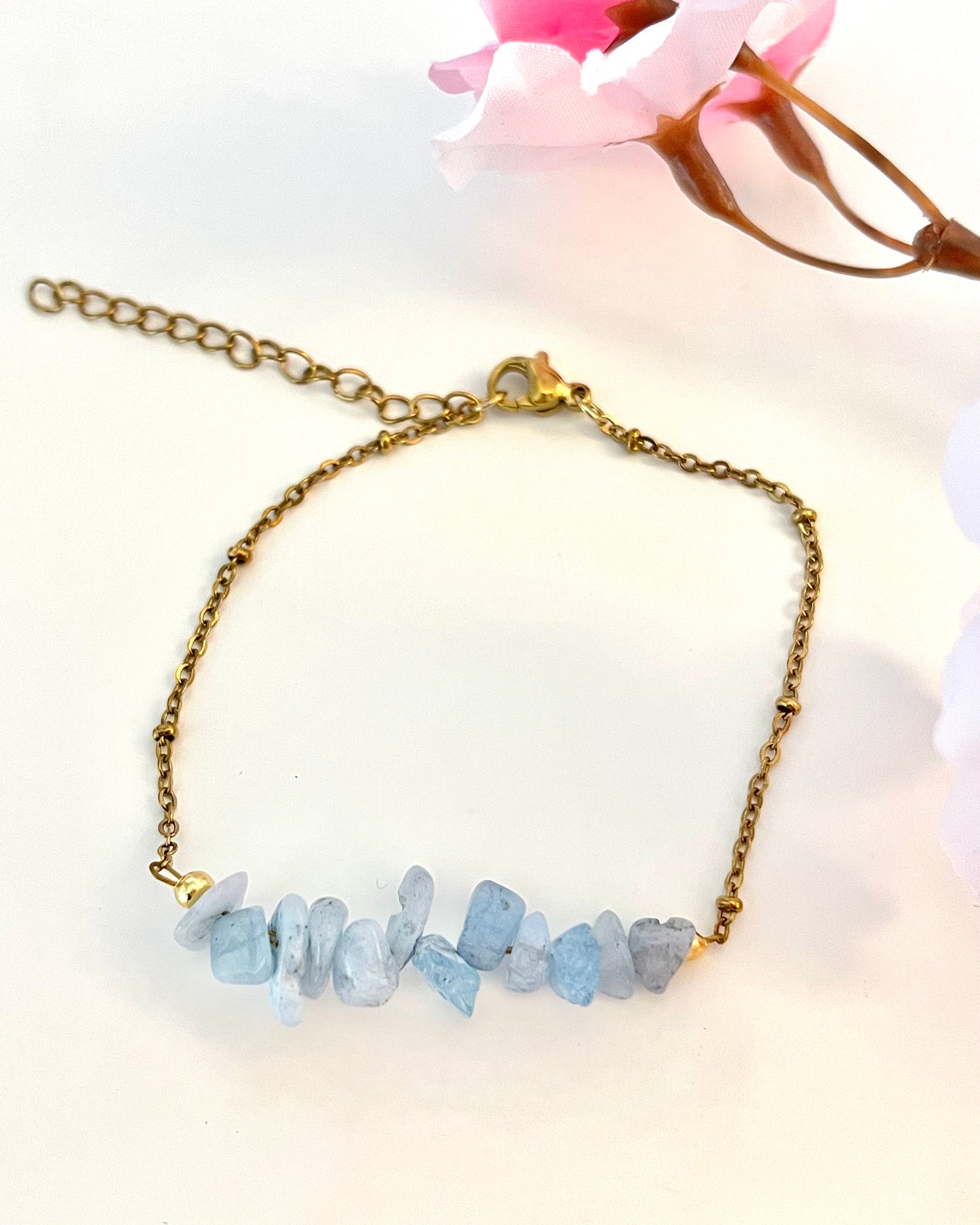 Retrouvez chez Jolie Cherry, boutique de mode grande taille pour femmes, dont le siège est situé à ISBERGUES, près d'Aire-sur-la-Lys, dans les Hauts de France, ce sublime bracelet chaîné doré comportant une rangée de pierres naturelles d'aigue-marine, la pierre de la sérénité.