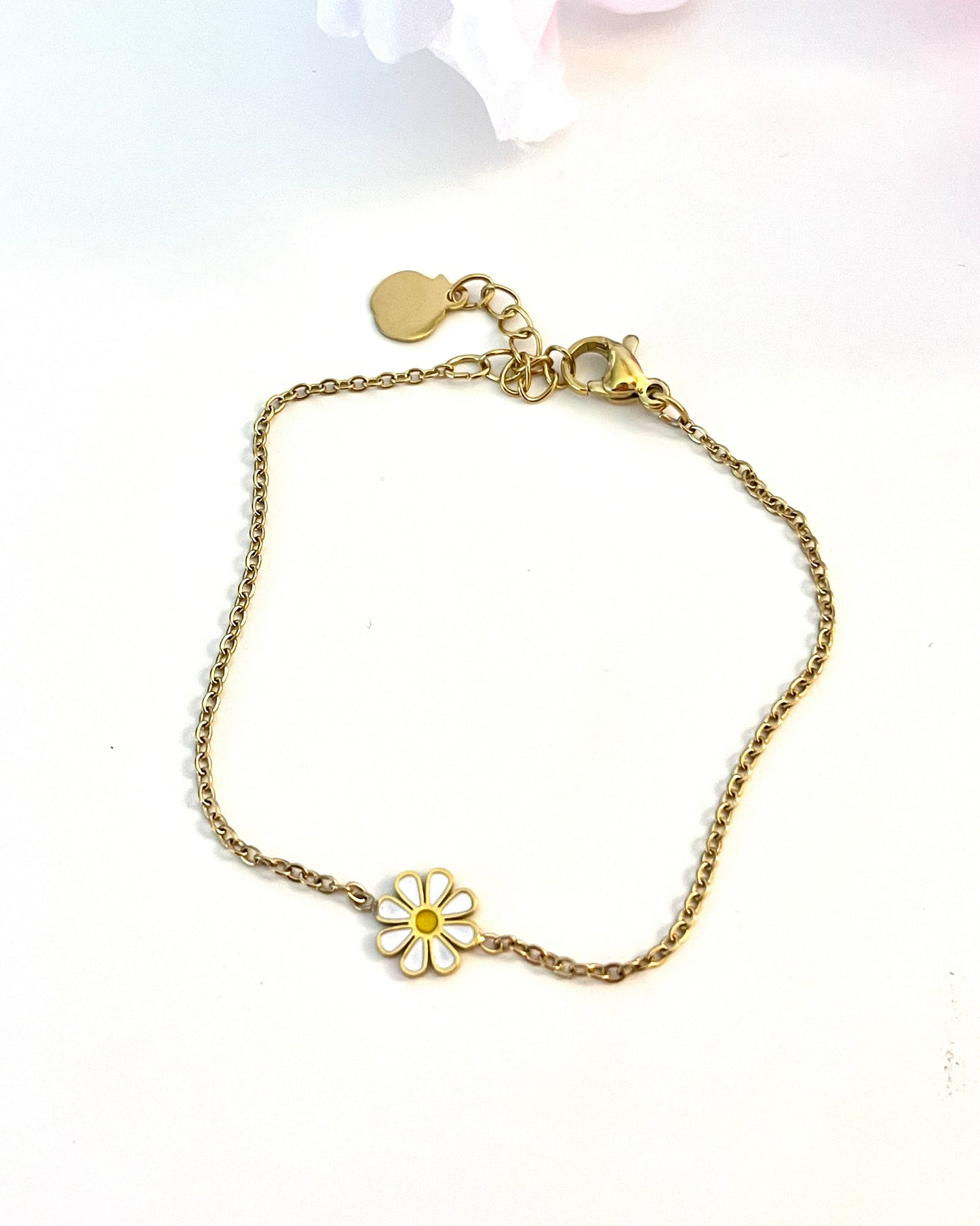 Craquez pour ce bracelet fin et élégant, aux douces notes printannières.
S'adapte à toutes les largeurs de poignets, grâce à sa chaine réglable.
Jolie Cherry, une boutique pour toutes et pour toutes les tailles!