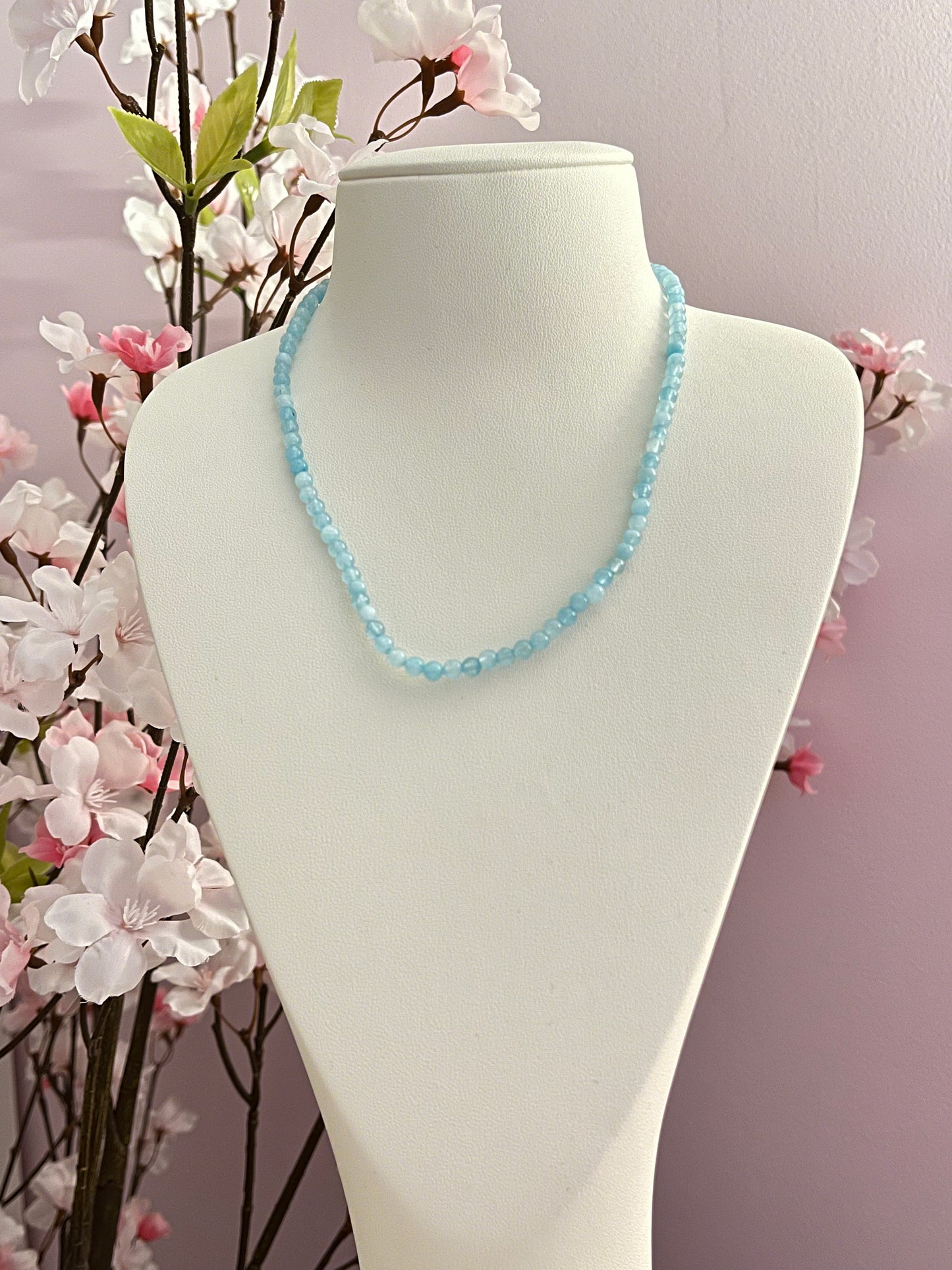 Ravissant collier de perles facettées de pierre naturelle d'aigue-marine, qui est réputée pour apaiser les émotions, faciliter une communication douce, et aider à exprimer sa vérité avec sérénité.
Tons bleu clair avec variations nturelles