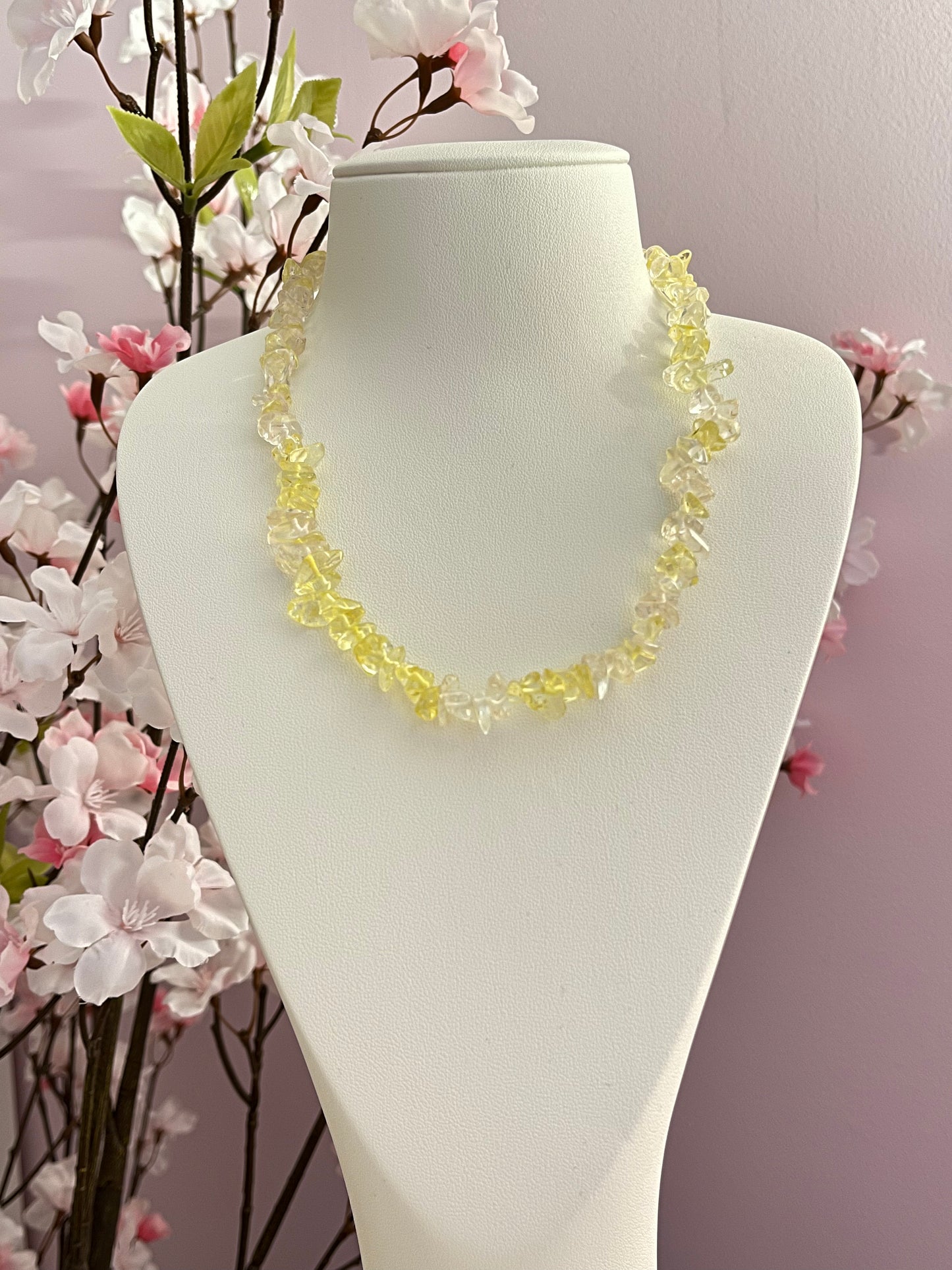 Joli collier en perles chips de citrine, une pierre naturelle jaune qui diffuse une énergie solaire, stimule la joie, la confiance en soi, et attire l'abondance.