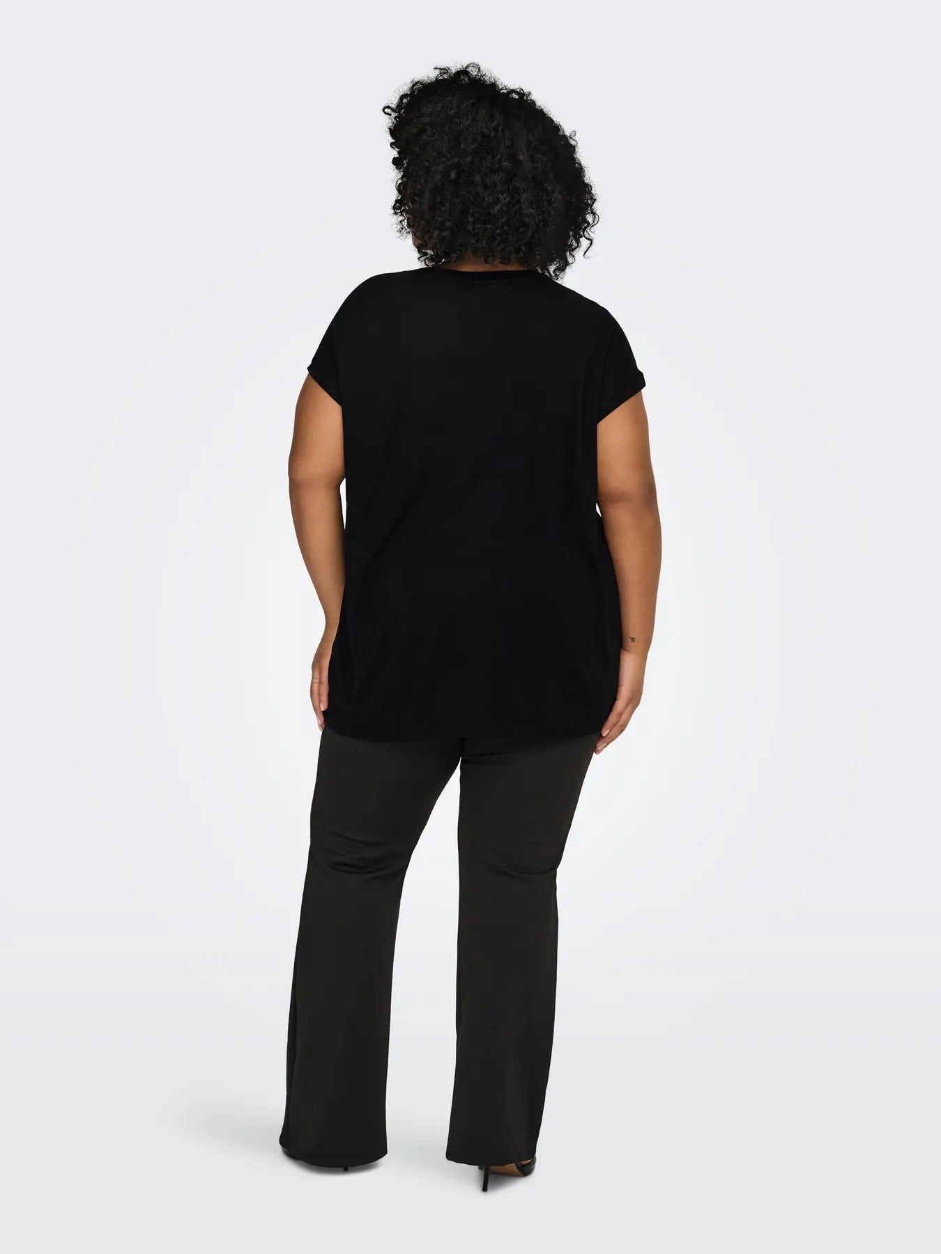 Blouse noire détail dentelle