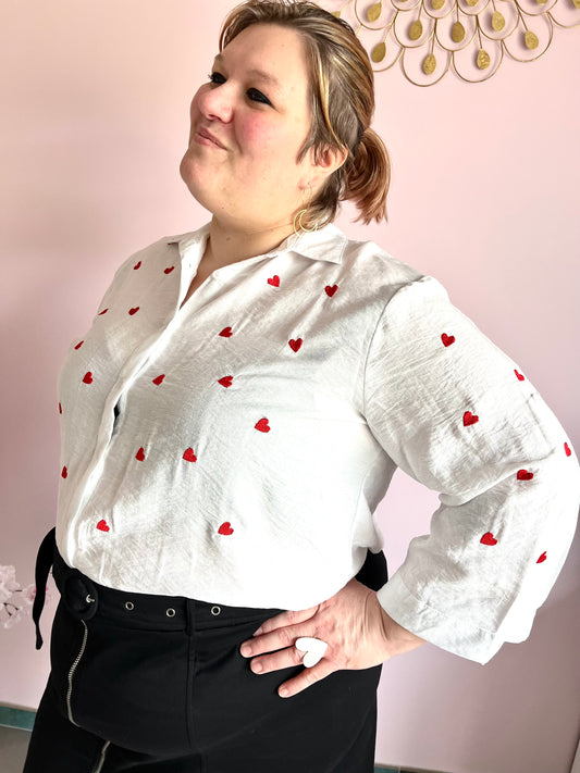 Chemise à cœurs (blanche ou bleue)