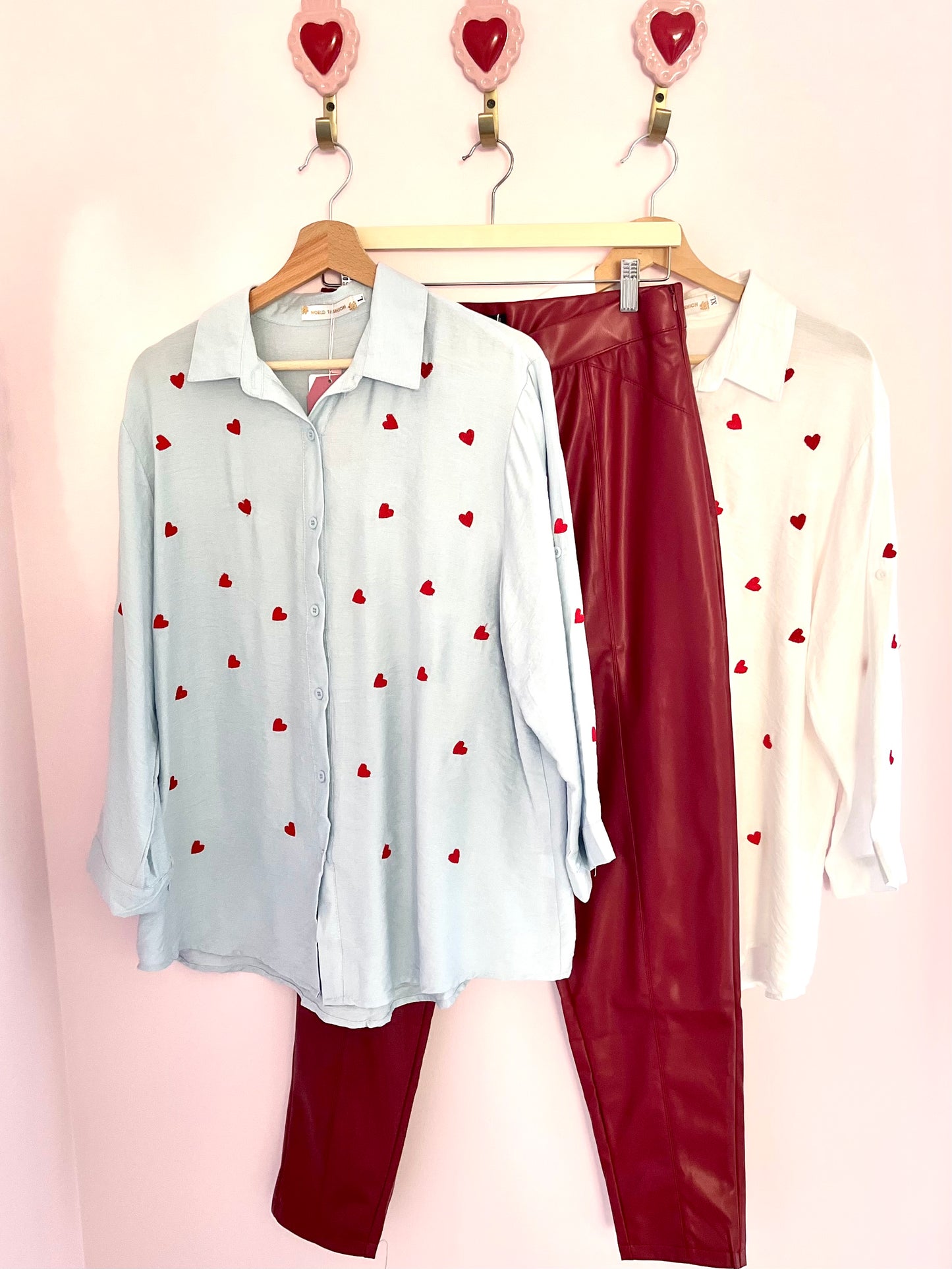 Chemise à cœurs (blanche ou bleue)