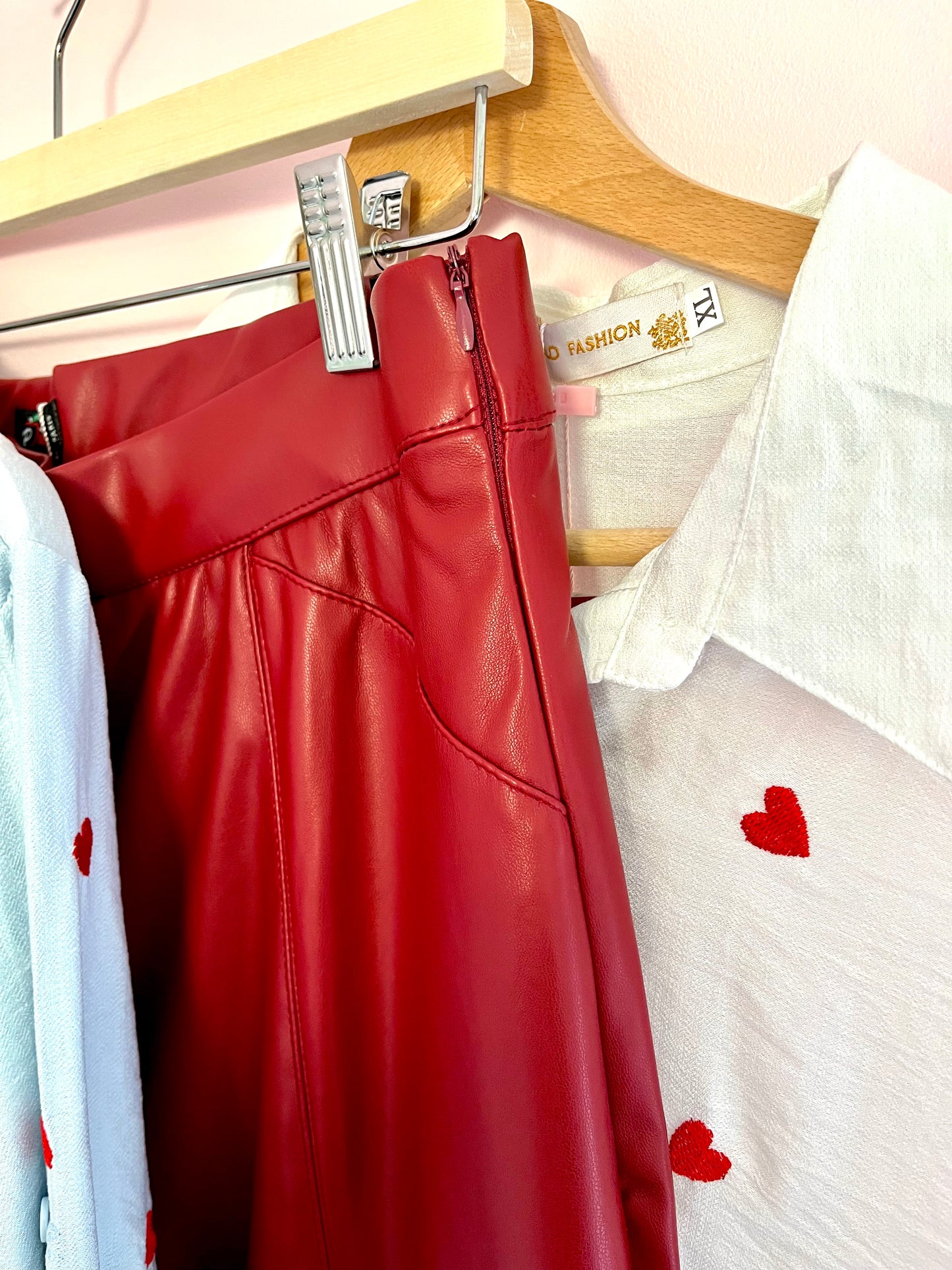 Chemise à cœurs (blanche ou bleue)