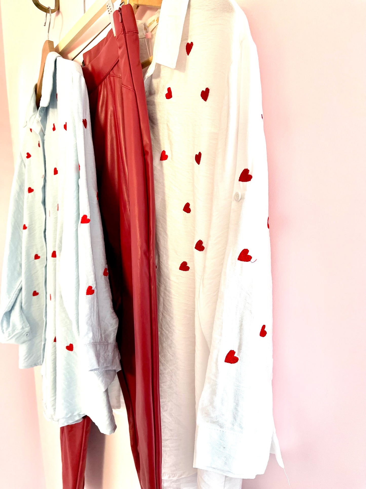 Chemise à cœurs (blanche ou bleue)