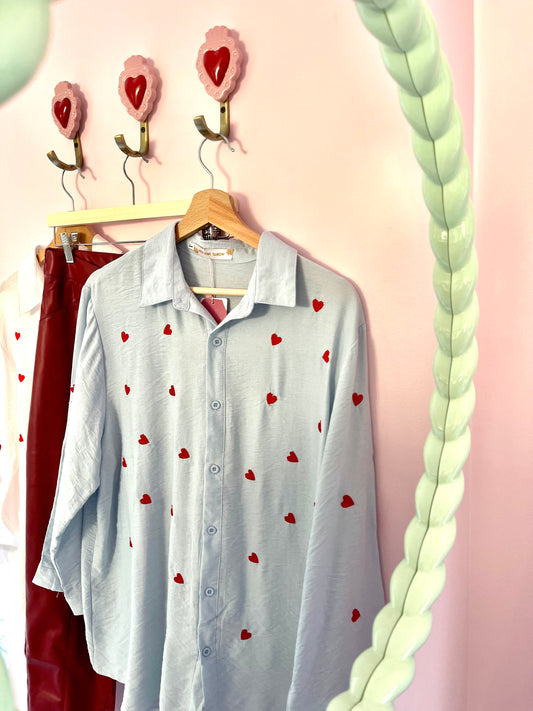 Chemise à cœurs (bleue ou blanche)