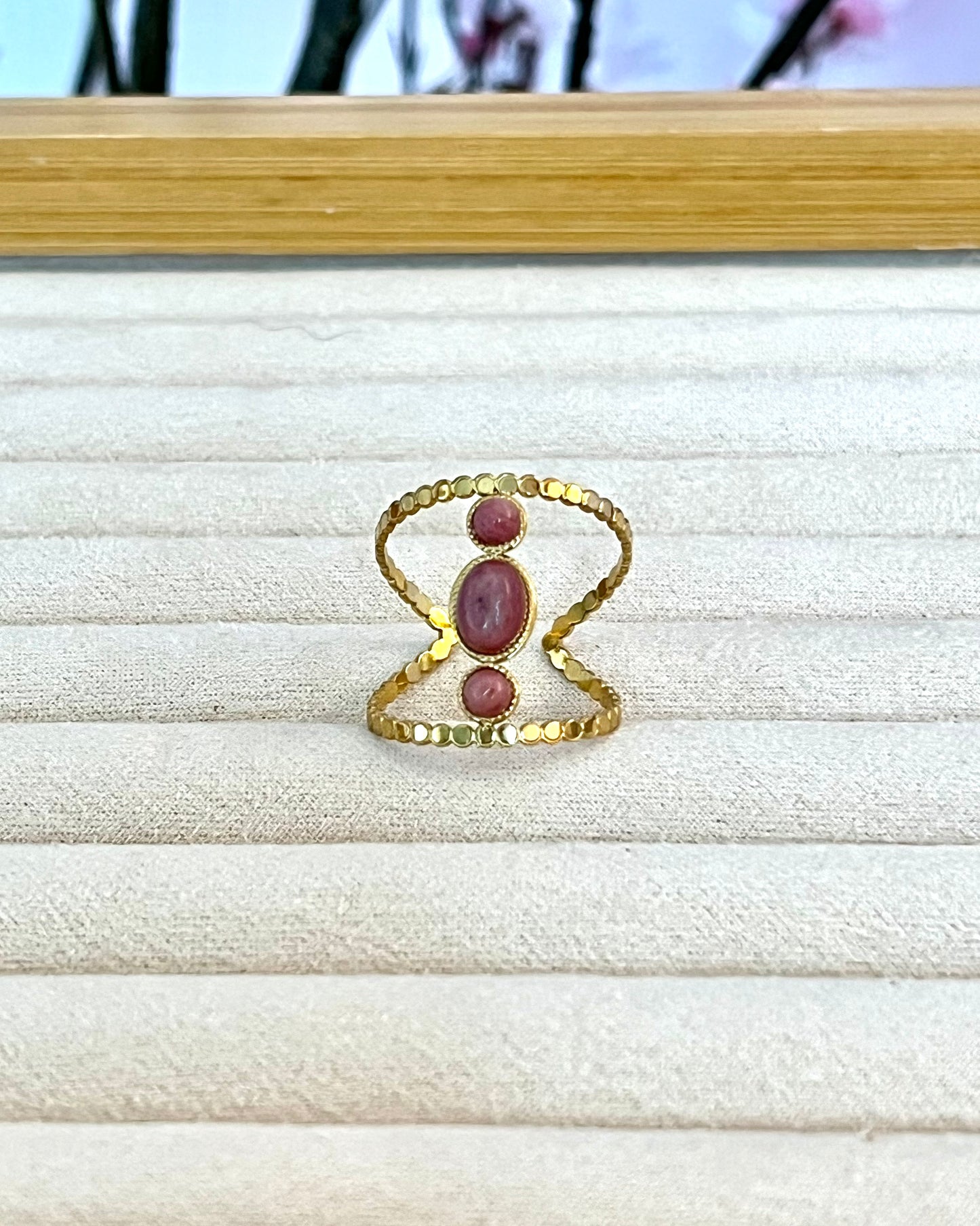 magnifique bague élégante et affirmée plaqué or ornée de 3 pierres de rhodocrosite, la pierre naturelle de l'amour de soi; taille ajustable; boutique plus size