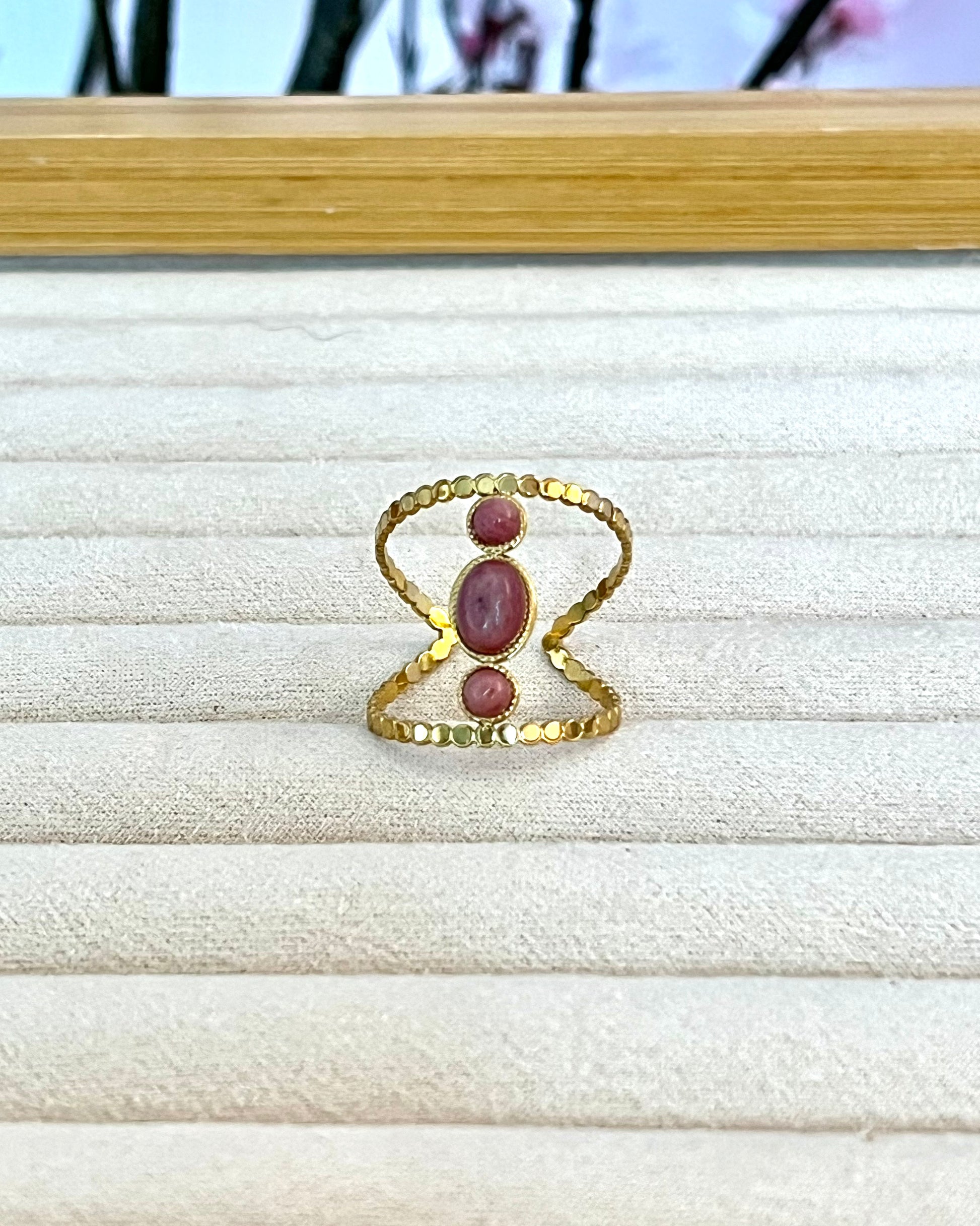 magnifique bague élégante et affirmée plaqué or ornée de 3 pierres de rhodocrosite, la pierre naturelle de l'amour de soi; taille ajustable; boutique plus size