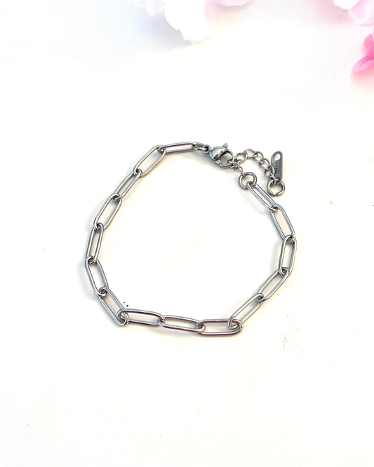 Affirme toi avec cette chaine finition argentée, adaptable à toutes les tailles de poignets, vive l'inclusivité!