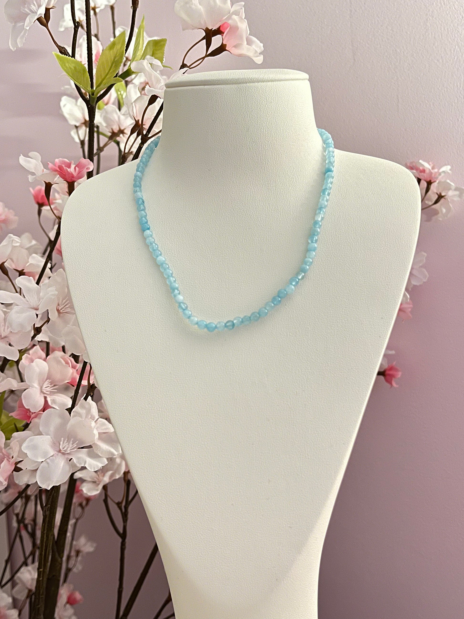 Ravissant collier de perles facettées de pierre naturelle d'aigue-marine, qui est réputée pour apaiser les émotions, faciliter une communication douce, et aider à exprimer sa vérité avec sérénité.
Tons bleu clair avec variations nturelles