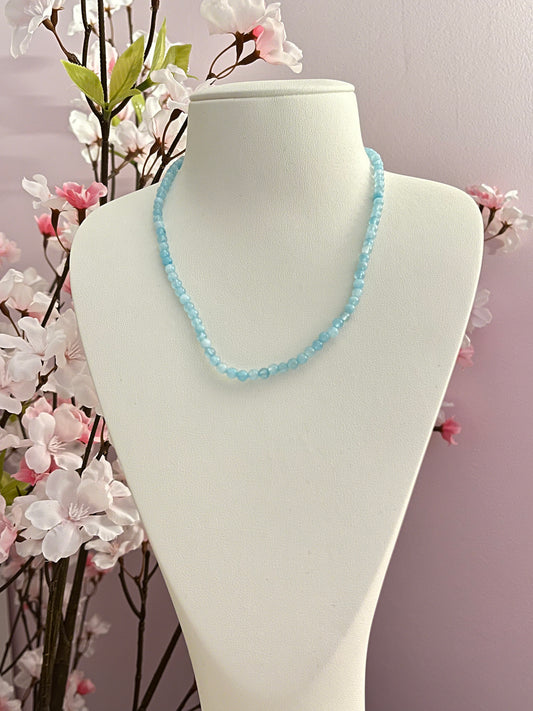 Ravissant collier de perles facettées de pierre naturelle d'aigue-marine, qui est réputée pour apaiser les émotions, faciliter une communication douce, et aider à exprimer sa vérité avec sérénité.
Tons bleu clair avec variations nturelles