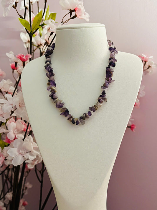 Collier de pierres chips d'améthyste, pierre naturelle qui aiderait à apaiser l'esprit, favoriser l'intuition, retrouver calme, clarté, sérénité intérieure. Magnifiques variations de couleur dans les perles aux tons différents