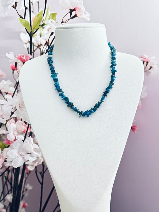 Magnifique collier de pierres chips d'apatite bleue, aux nuances extraordinaires; cette pierre naturelle stimulerait la motivation, clarifierait les idées, et faciliterait une communication authentique et alignée.