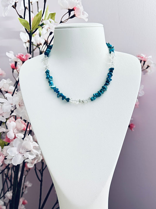 Equilibre émotionnel et clarté mentale u programme pour ce joli collier contenant un trio de pierres naturelles: apatite bleue, turquoise, et quartz cristal, monte en perles chips, par suite d'une dizaine de perles de chaque pierre. Joli dégradé de tons bleus et de transparence