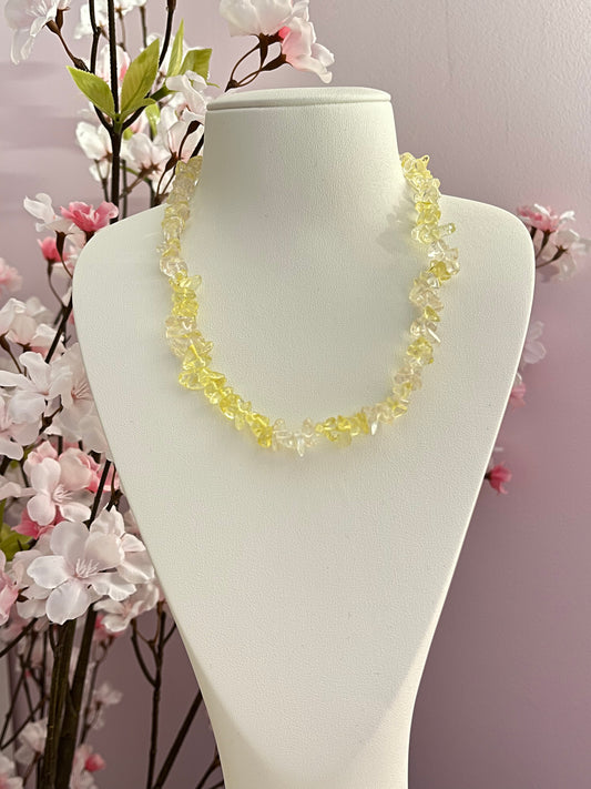 Joli collier en perles chips de citrine, une pierre naturelle jaune qui diffuse une énergie solaire, stimule la joie, la confiance en soi, et attire l'abondance.