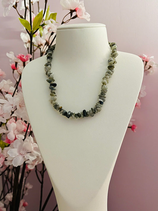 Collier en perles chips de labradorite, pierre naturelle réputée pour protéger des énergies négatives, renforcer l'intuition, et aider à préserver son équilibre émotionnel