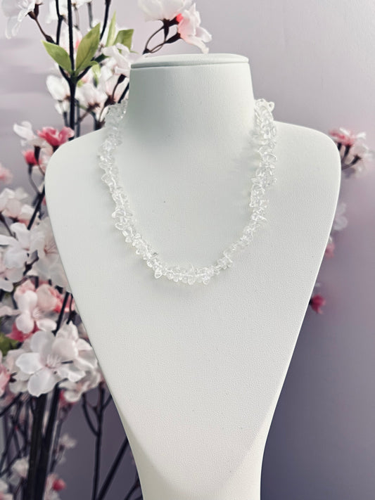 Collier en perles chips de quartz cristal, pierre naturelle qui amplifierait les énergies, clarifierait l'esprit, harmoniserait le corps et les émotions pour retrouver équilibre et vitalité