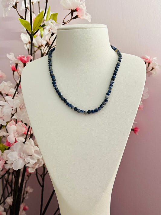 Collier magnifique de perles de sodalite bleue, pierre naturelle réputée pour favoriser la clarté mentale, renforcer l'intuition, aider à exprimer ses pensées avec justesse et sérénité