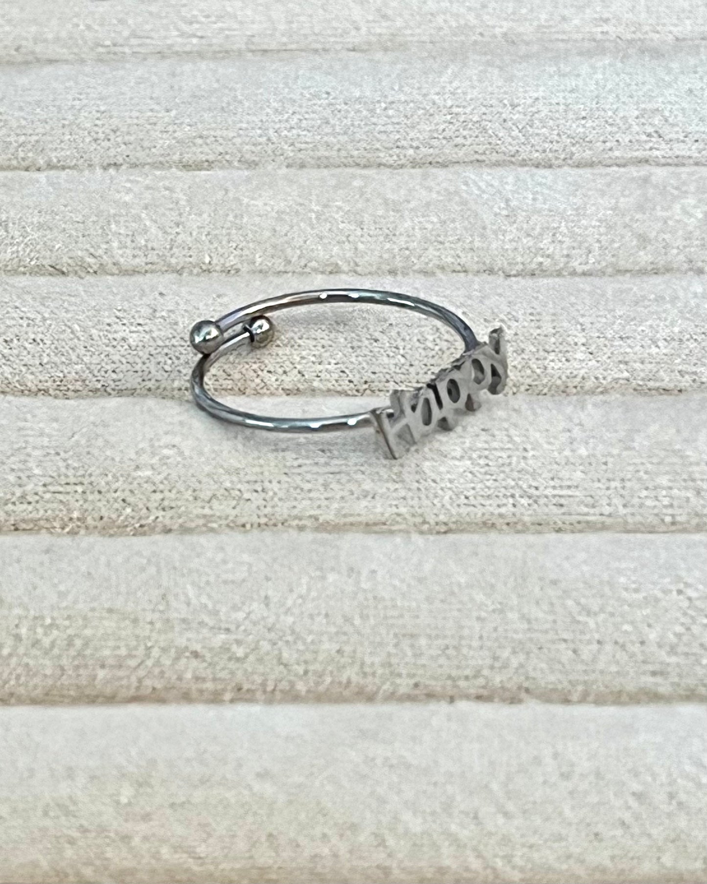 Les autres seront jalouses et jaloux de ton bonheur assumé et partagé!
Une bague qui en dira beaucoup sur toi, en toute discrétion