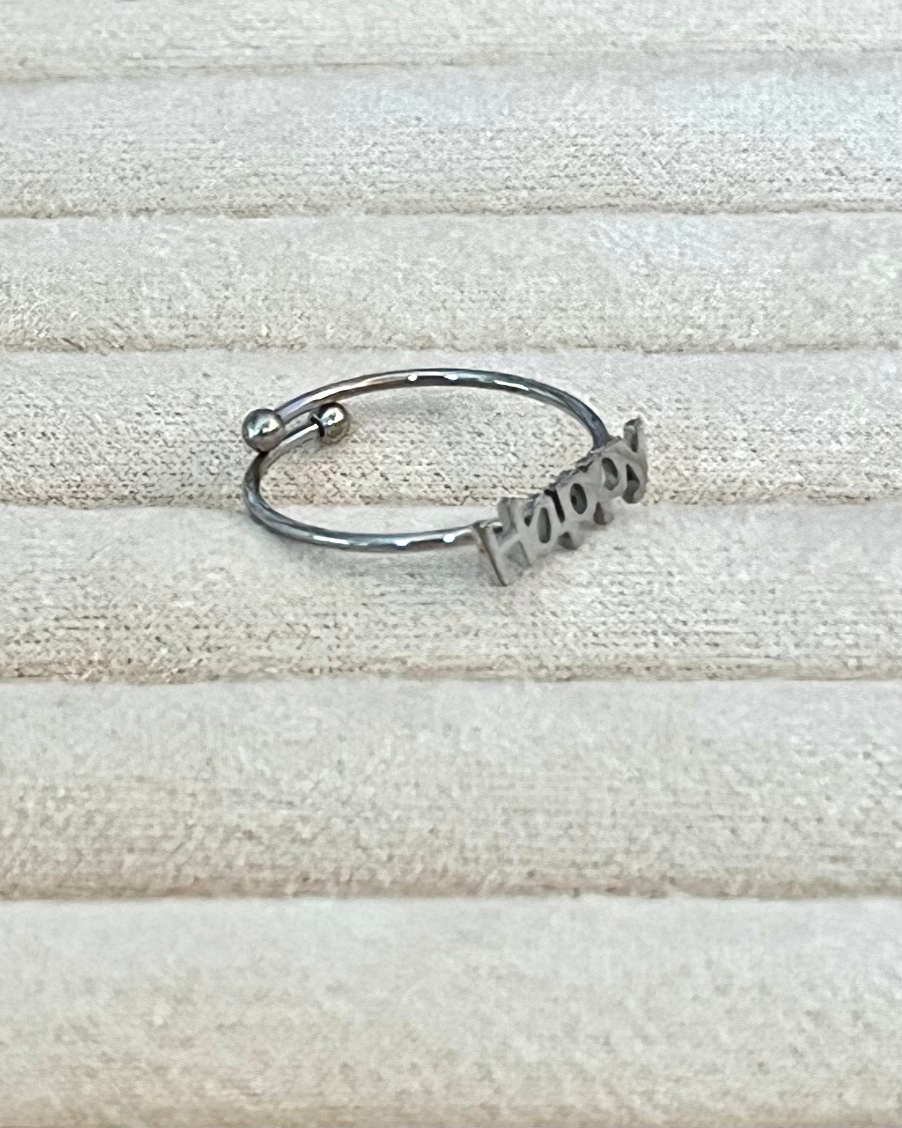 Les autres seront jalouses et jaloux de ton bonheur assumé et partagé!
Une bague qui en dira beaucoup sur toi, en toute discrétion