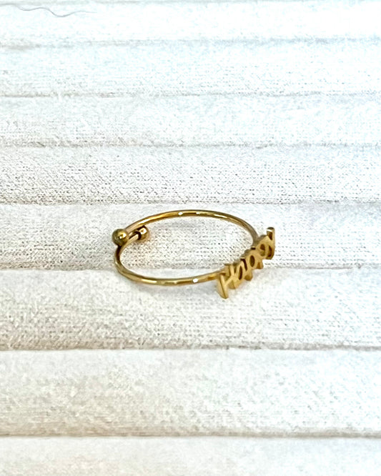 Affiche ta joie de vivre avec cette bague simple en plaqué or au bonheur et au style assumé