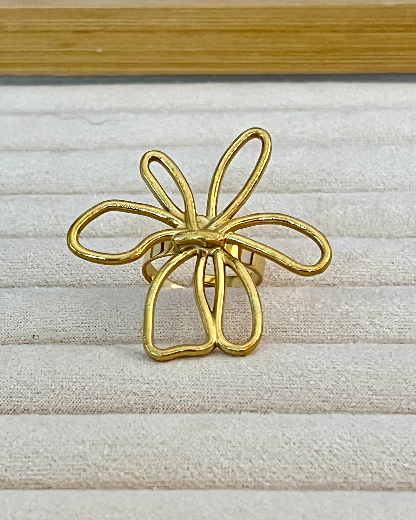Une bague originale et qui se voit, en plaqué or, or brossé, ajustable pour que haque femme puisse la porter, peu importe son tour de doigt