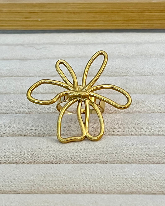 Une bague originale et qui se voit, en plaqué or, or brossé, ajustable pour que haque femme puisse la porter, peu importe son tour de doigt