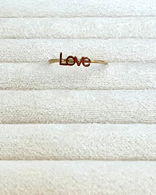 Le mot "love" appliqué sur un anneau minimaliste, simple, épuré, authentique, l'essentiel