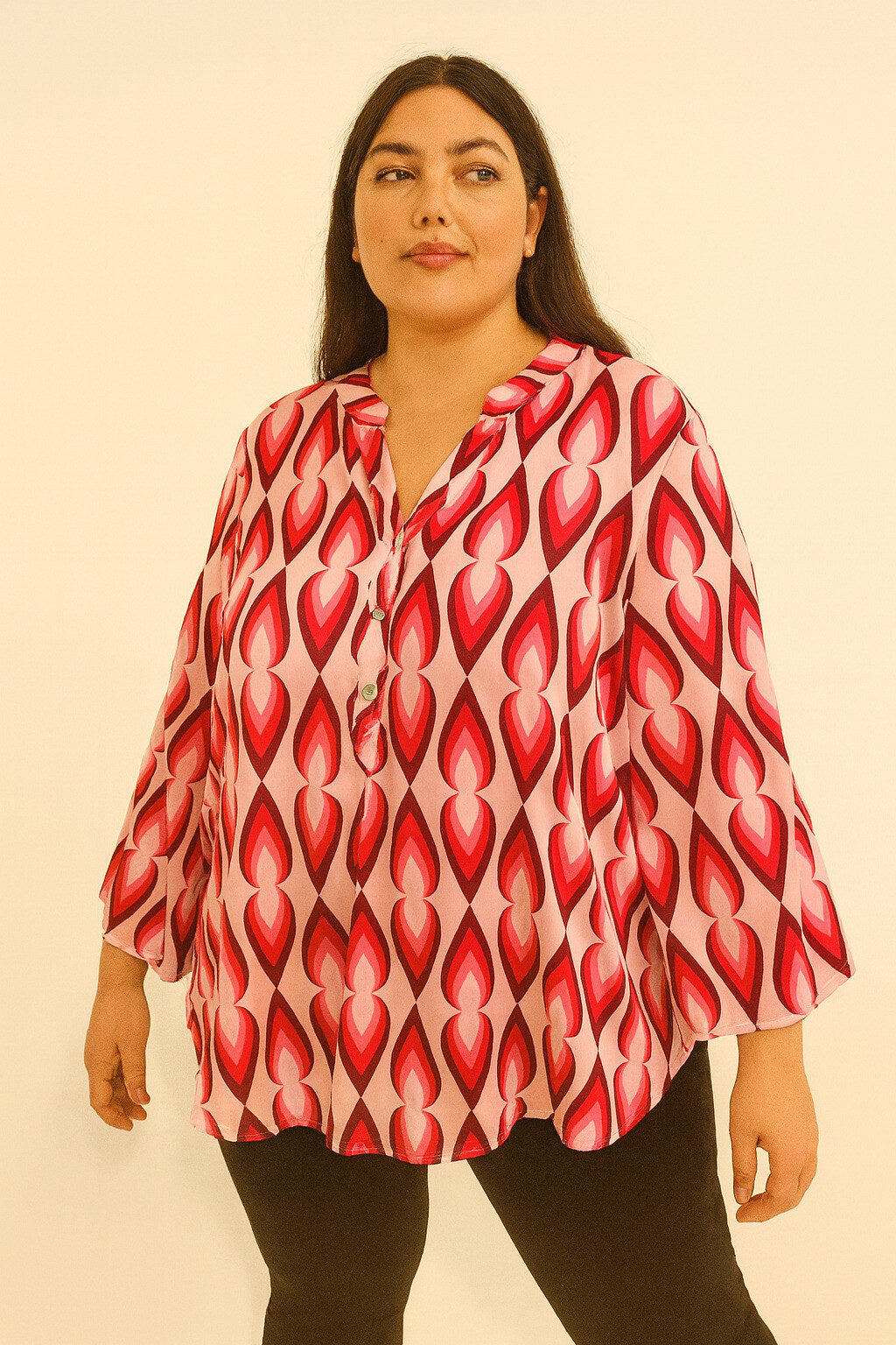 Tunique col V boutonné, en soie naturelle, fluide et confortable, pour femmes, mode grande taille, motifs géométriques rétroou hippie, psychédélique, de couleur rose à rouge en dégradée