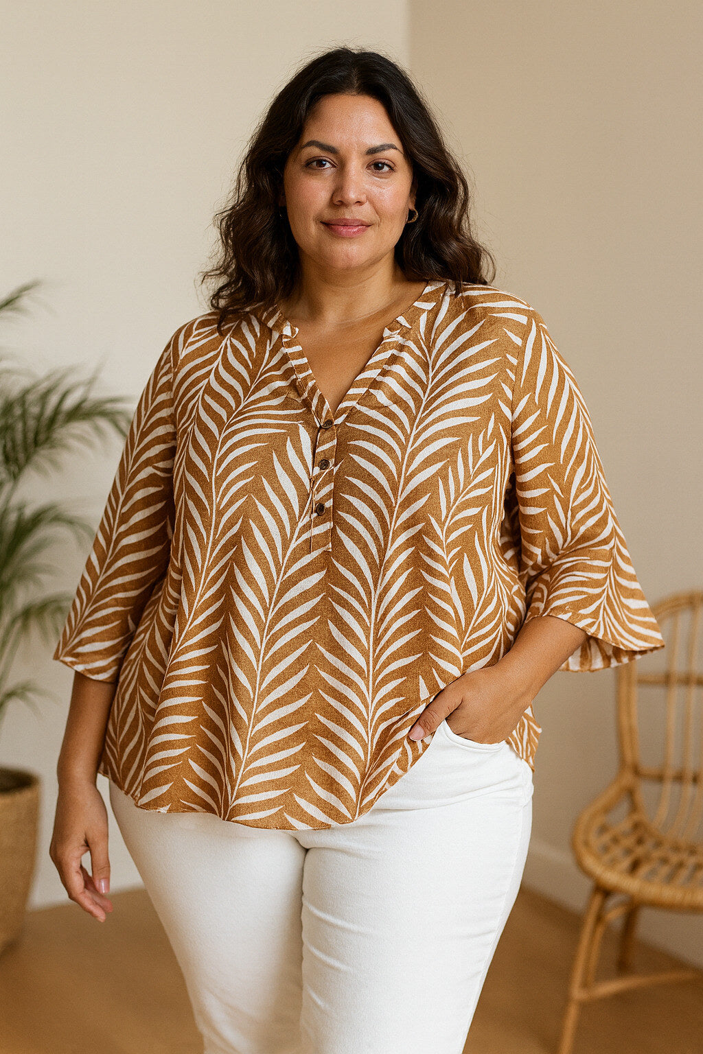 Voici un top pour femme, style blouse, mode grande taille, couleur sable avec imprimé feuillage blanc, col en V et boutonné, manche 3/4
