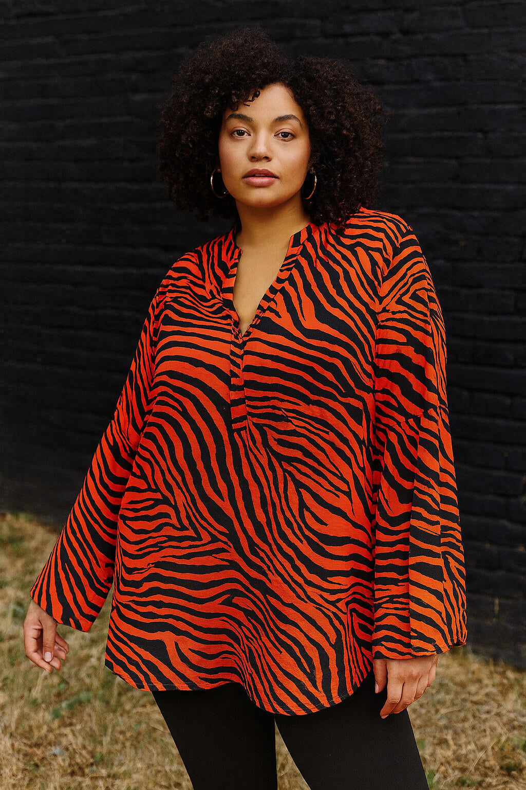 Blouse pour femme, mode plus size, mode femmes rondes, mode grande taille. Motif zébré sur fond rouge orangé, motif ethnique. Col en V boutonné