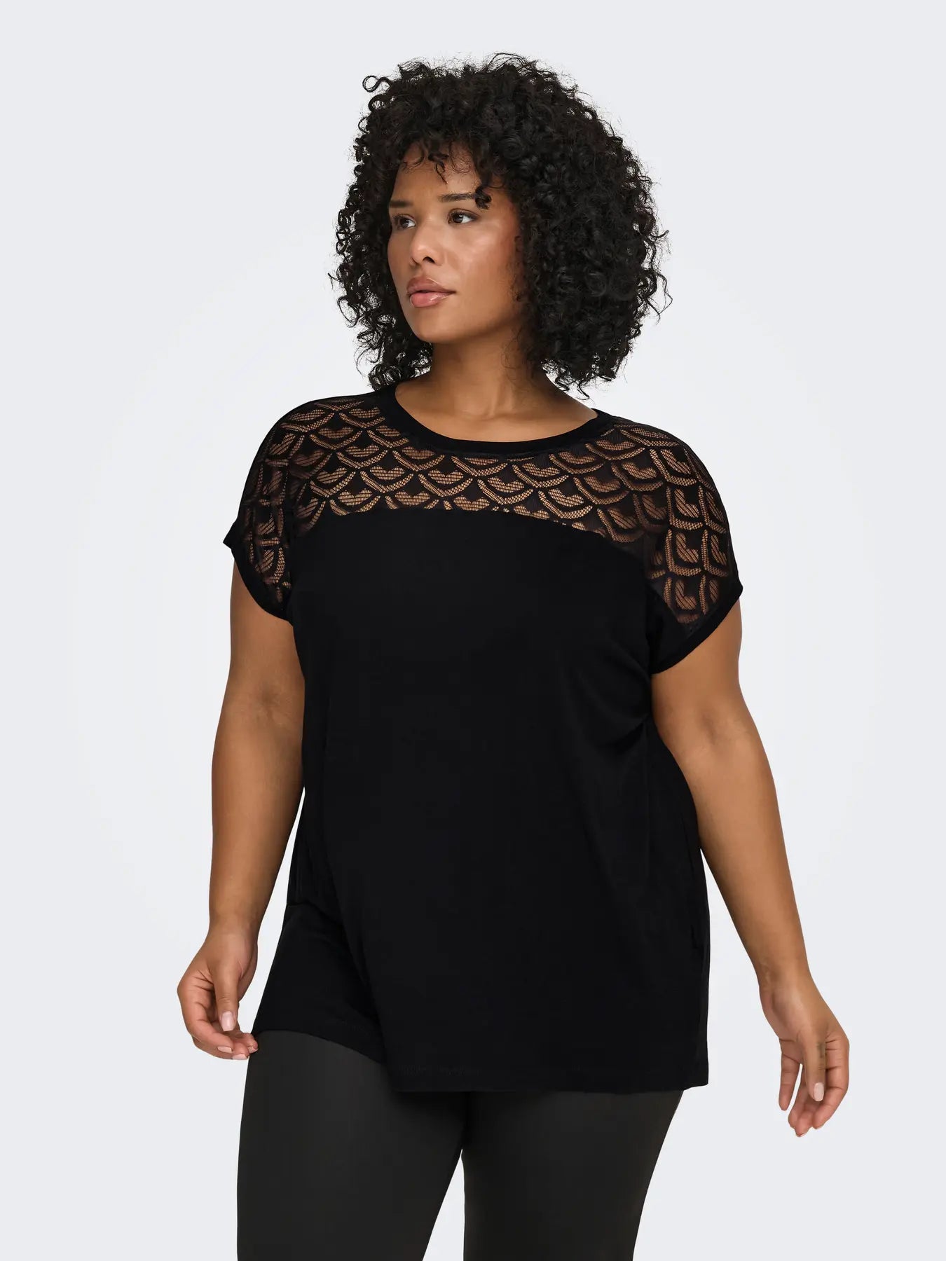 Blouse noire détail dentelle
