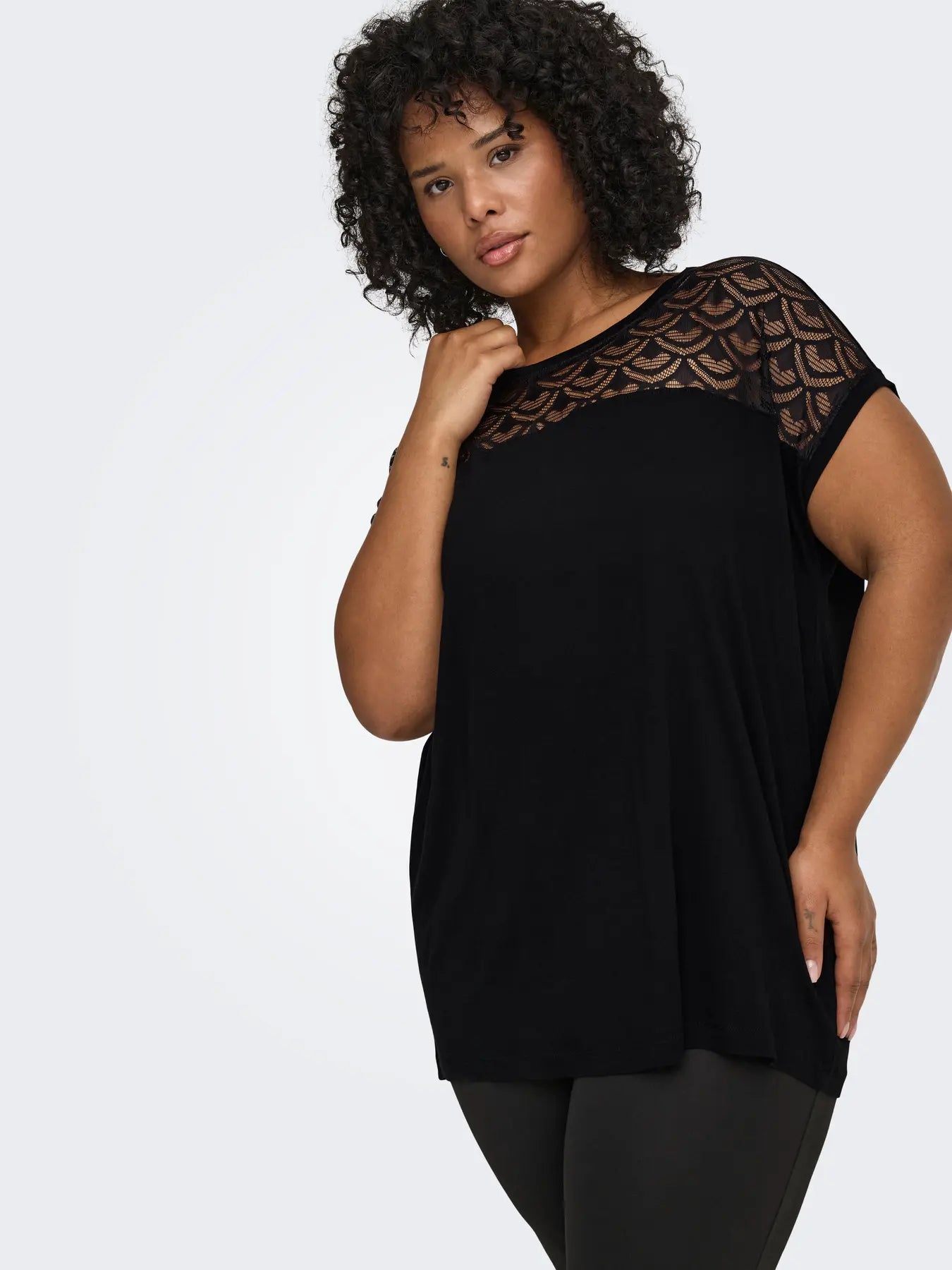 Blouse noire détail dentelle