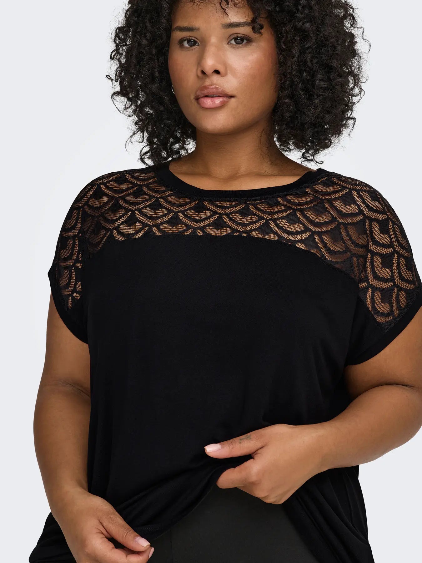Blouse noire détail dentelle