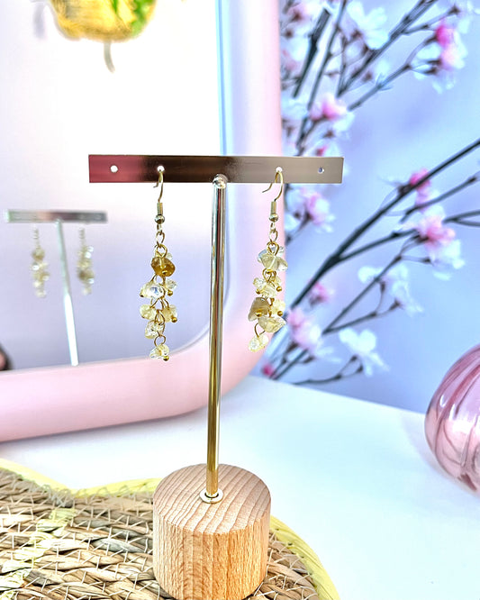 Découvrez, au sein de notre boutique de mode grande taille pour femmes, une sublime sélection de bijoux de pierre naturelle, comme ces boucles d'oreilles pendantes ornées de pierres chips de citrine, pierre réputée pour diffuser une énergie solaire.