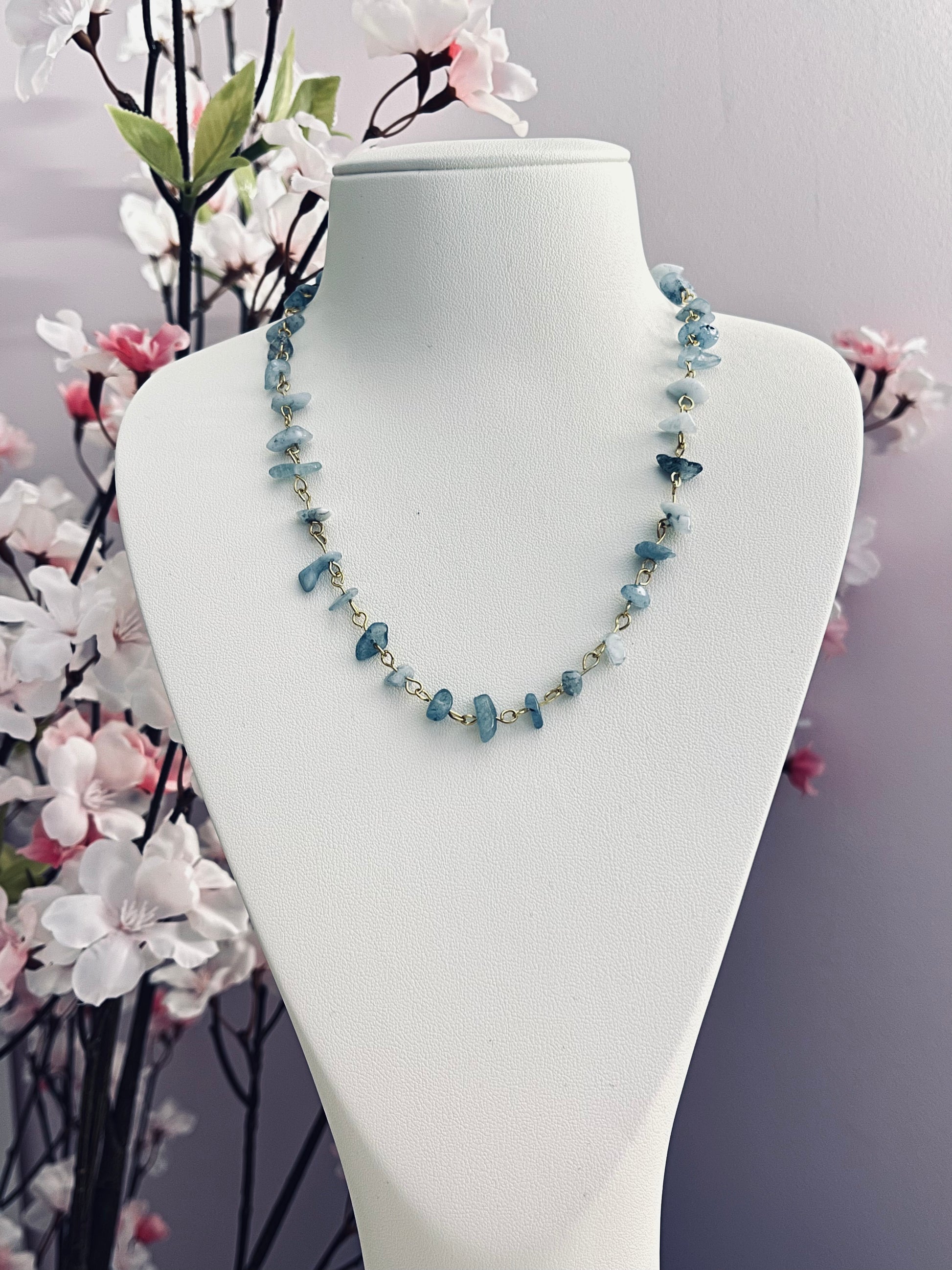 Joli collier tout mignon, composé de maillons de chaine dorée, et de perles chips de pierre naturelle d'aigue-marine, qui est réputée pour apaiser les émotions, faciliter une communication douce, et aider à exprimer sa vérité avec sérénité. Jolies variations de tons entre les perles.