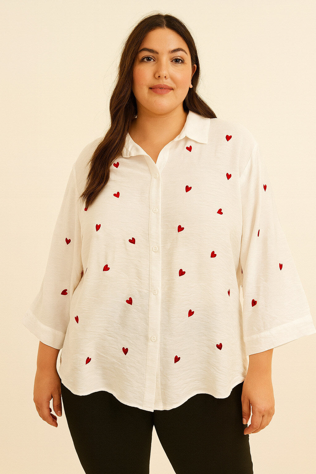 Voici une chemise boutonnée mode femme grande taille toute mignon, longueur moyenne, de couleur blanche avec broderies de petits cœurs rouge