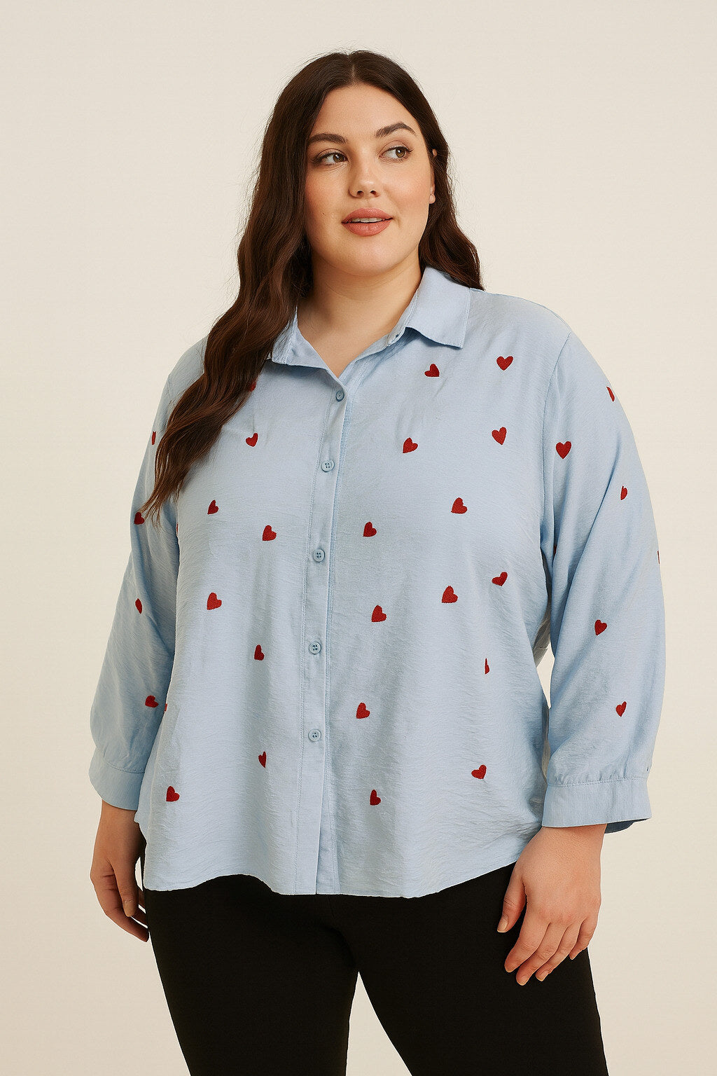 Voici une chemise boutonnée mode femme grande taille toute mignon, longueur moyenne, de couleur bleu avec broderies de petits cœurs rouge