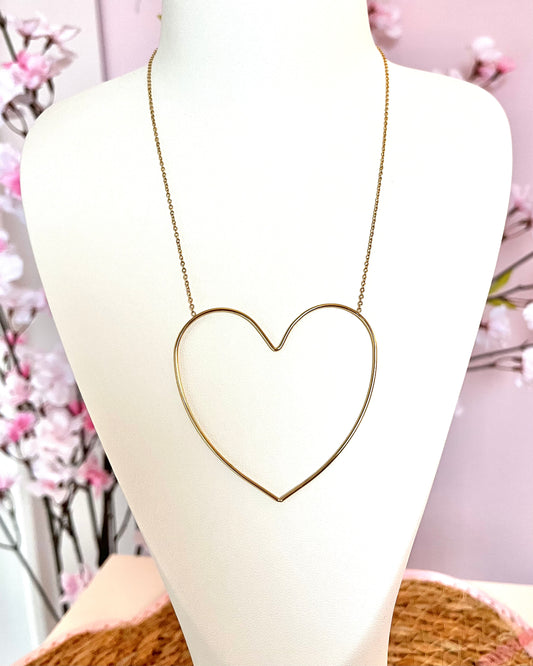 Collier Grand Cœur Fineline  
Couleur : Or  
Matériau : Acier inoxydable (plaqué or 14k)  
Longueur : 45 cm + chaîne réglable de 8 cm  
IMPERMÉABLE  et HYPOALLERGÉNIQUE