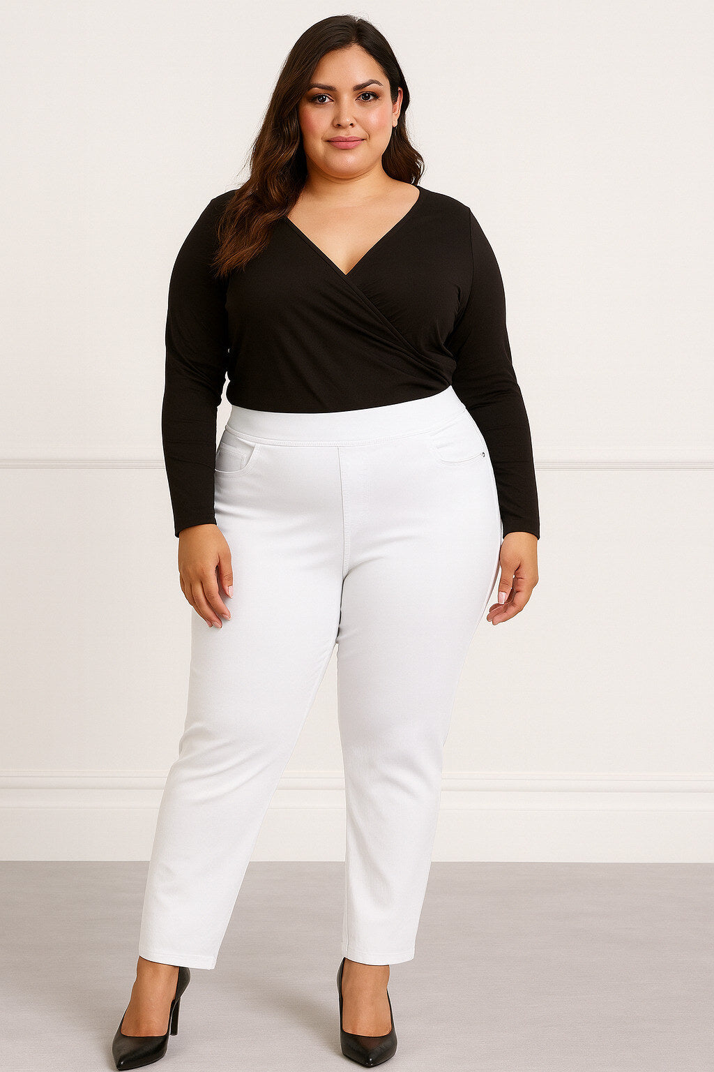 Voici un pantalon mode grande taille femme, coupe droite, intemporel, tissu élastiqué confortable, taille élastiquée, existe en blanc ou en marine