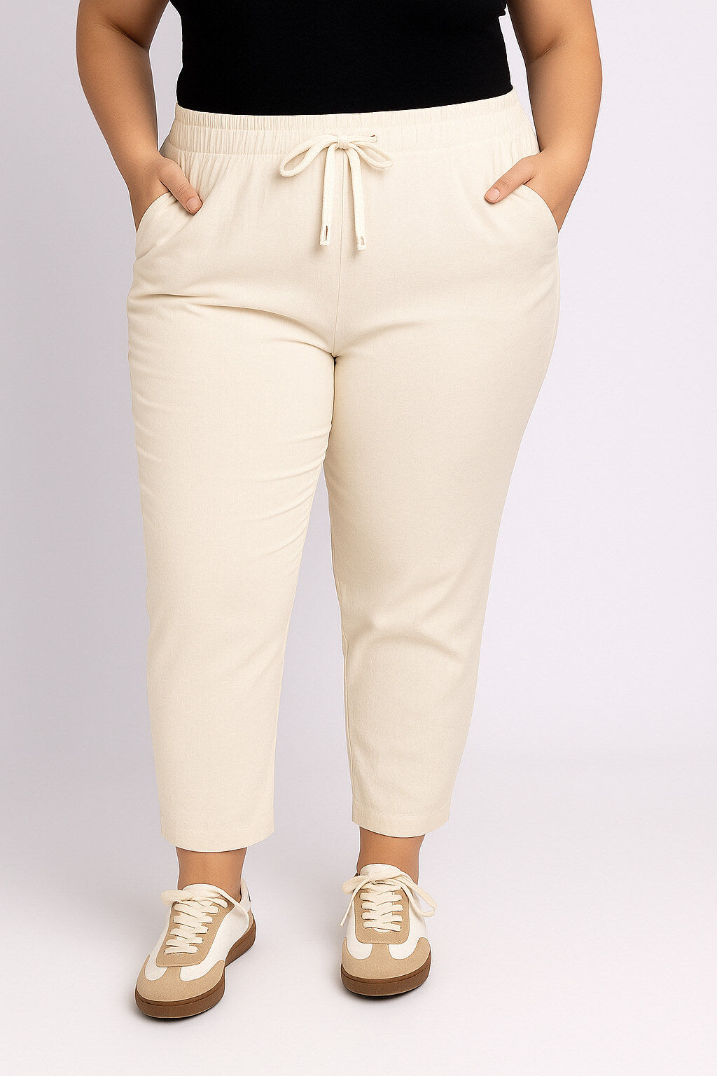 Voici un pantalon confortable en lin et coton mélangé, tissu extensible et stretch, ceinture élastiquée avec cordon, couleur beige, coupe droite, deux poches devant, existe en 40, 42, 44, 46, 48, 50, 52