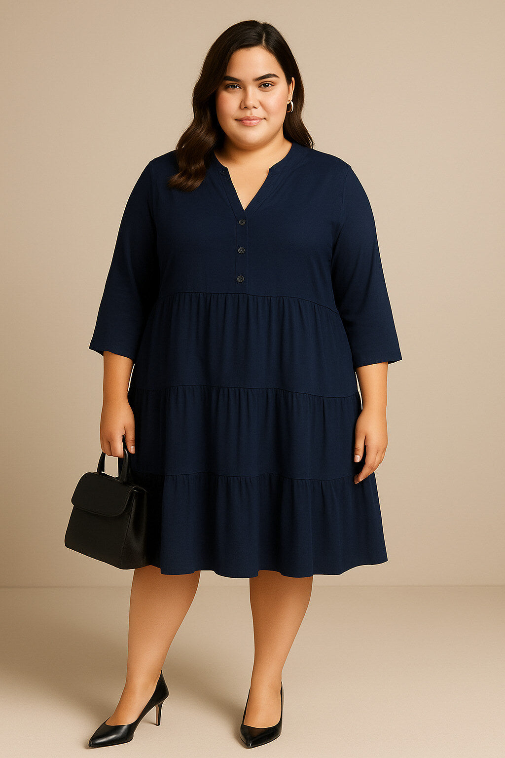 Robe pour femme ronde, bleu marine, matière douce, fluide, et confortable. manches 3/4. Col en V avec boutons, trois volants en bas de la obe