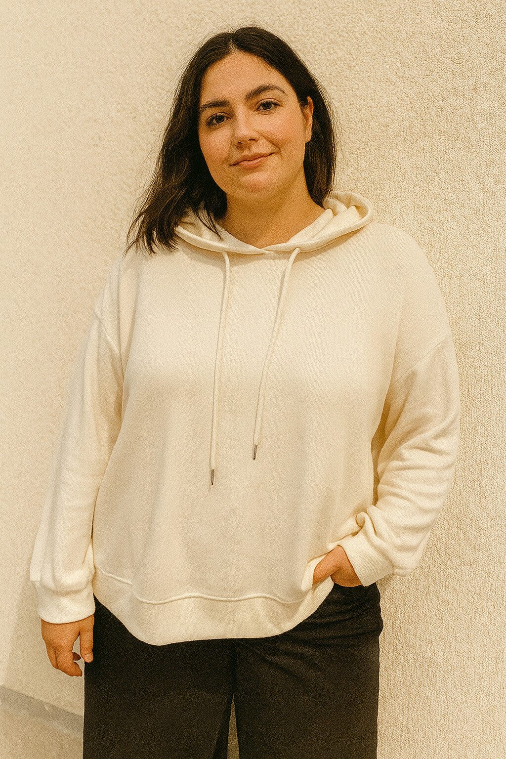 Voici un sweat à capuche, mode grande taille pour femme, uni couleur beige crème, avec capuche et cordon assorti, confortable, léger