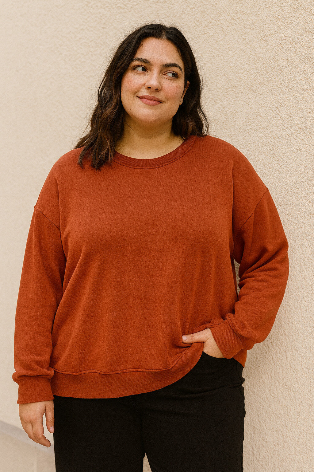 Voici un sweat à col rond, mode plus size femme, pour femmes rondes, couleur unie rouge brique terracotta, confortable et léger