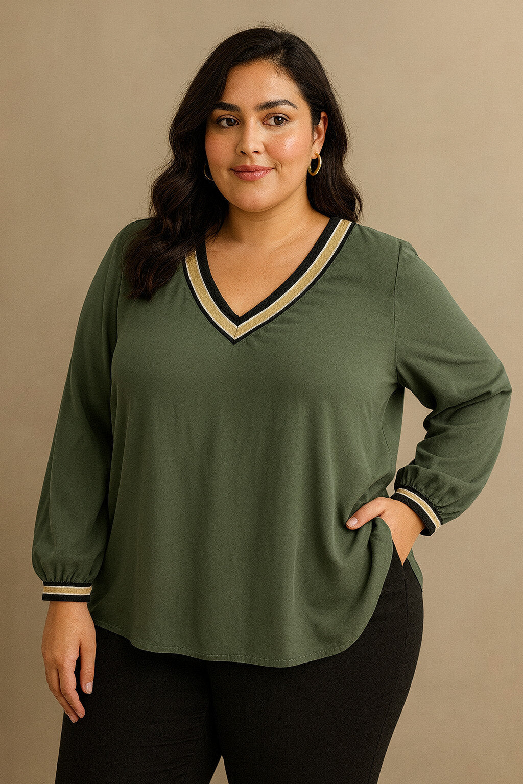 Voici un top pour femme, style blouse, longueur moyenne, couleur kaki, col en V, manches et col contrastant avec biais doré, tissu fluide