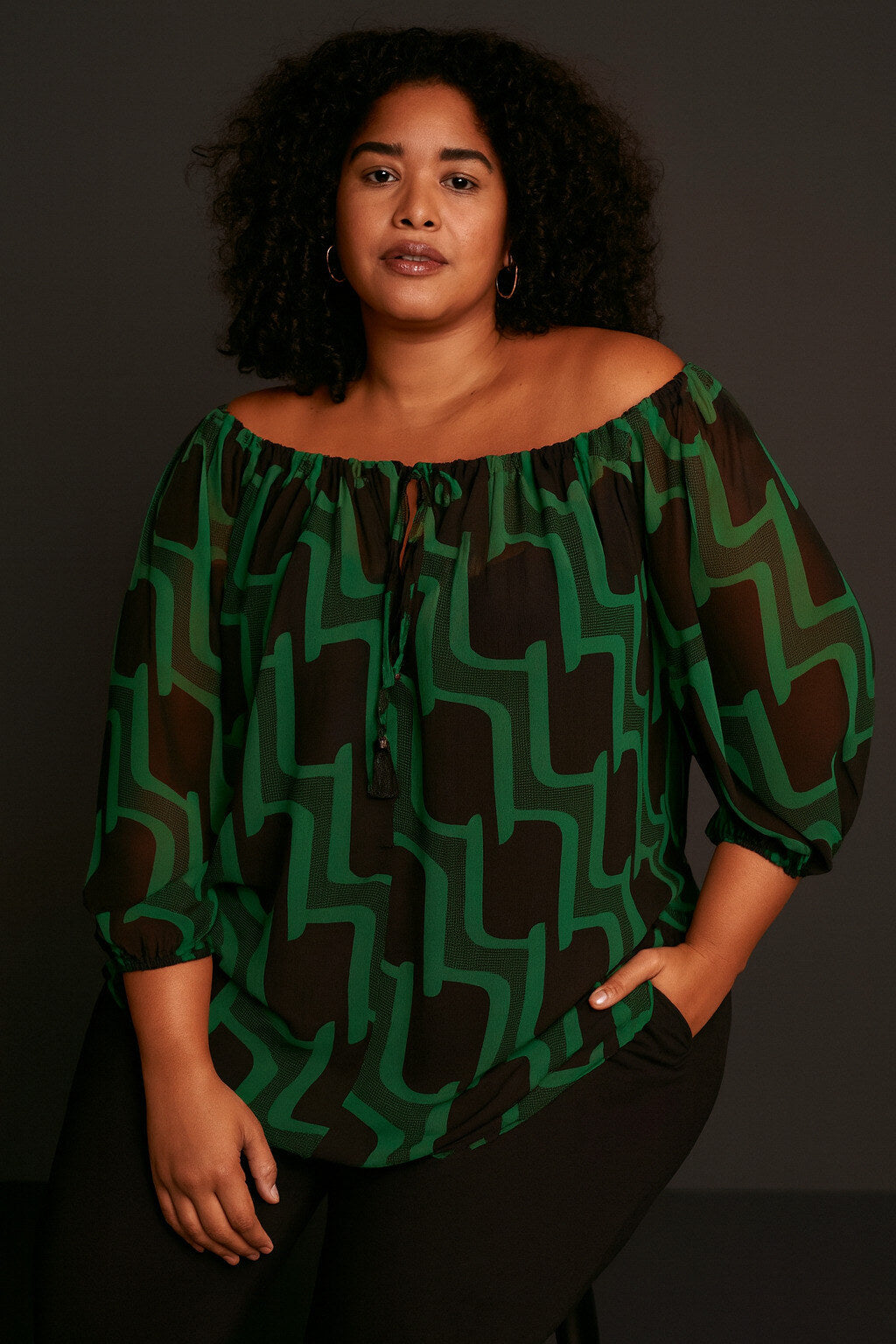 Blouse pour femme, mode curvy, plus size, grande taille, femme ronde; bel imprimé ethnique avec motifs géométriques, de teinte allant du vert au marronet noir; col rond ajustable ar cordon manches trois quarts.