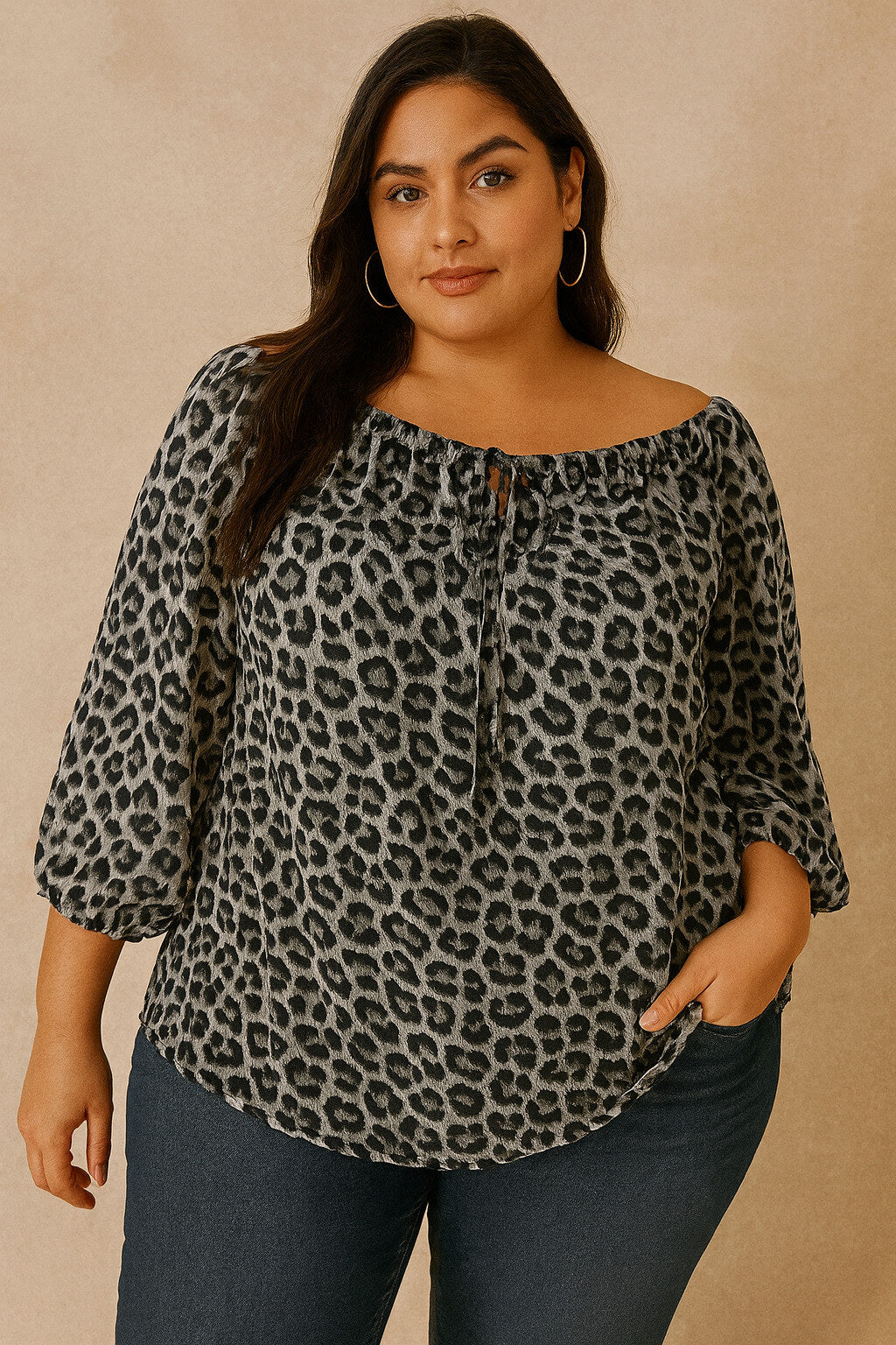 voici une blouse tendance à l' imprimé léopard gris, mode grande taille femme, encolure ronde réglable par cordon